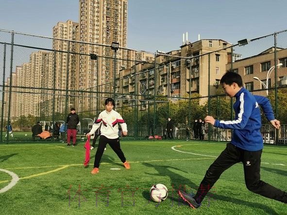 新华社:出家门,见球门——武汉足球文化在社区生枝发芽 新华社:出家门,见球门——武汉足球文化在社区生枝发芽